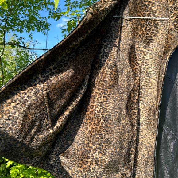 Sleeveless leather vest - Picture 4 of 6